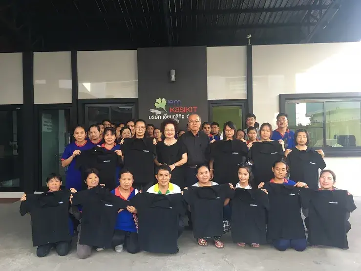 พนักงานสวมเสื้อดำเพื่อถวายความอาลัย