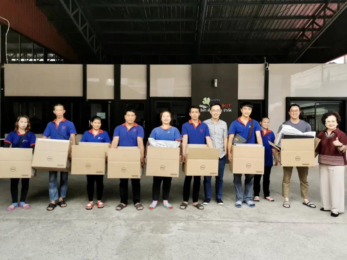 พนักงานรับมอบเครื่องคอมพิวเตอร์เพื่อการศึกษาของบุตรหลาน